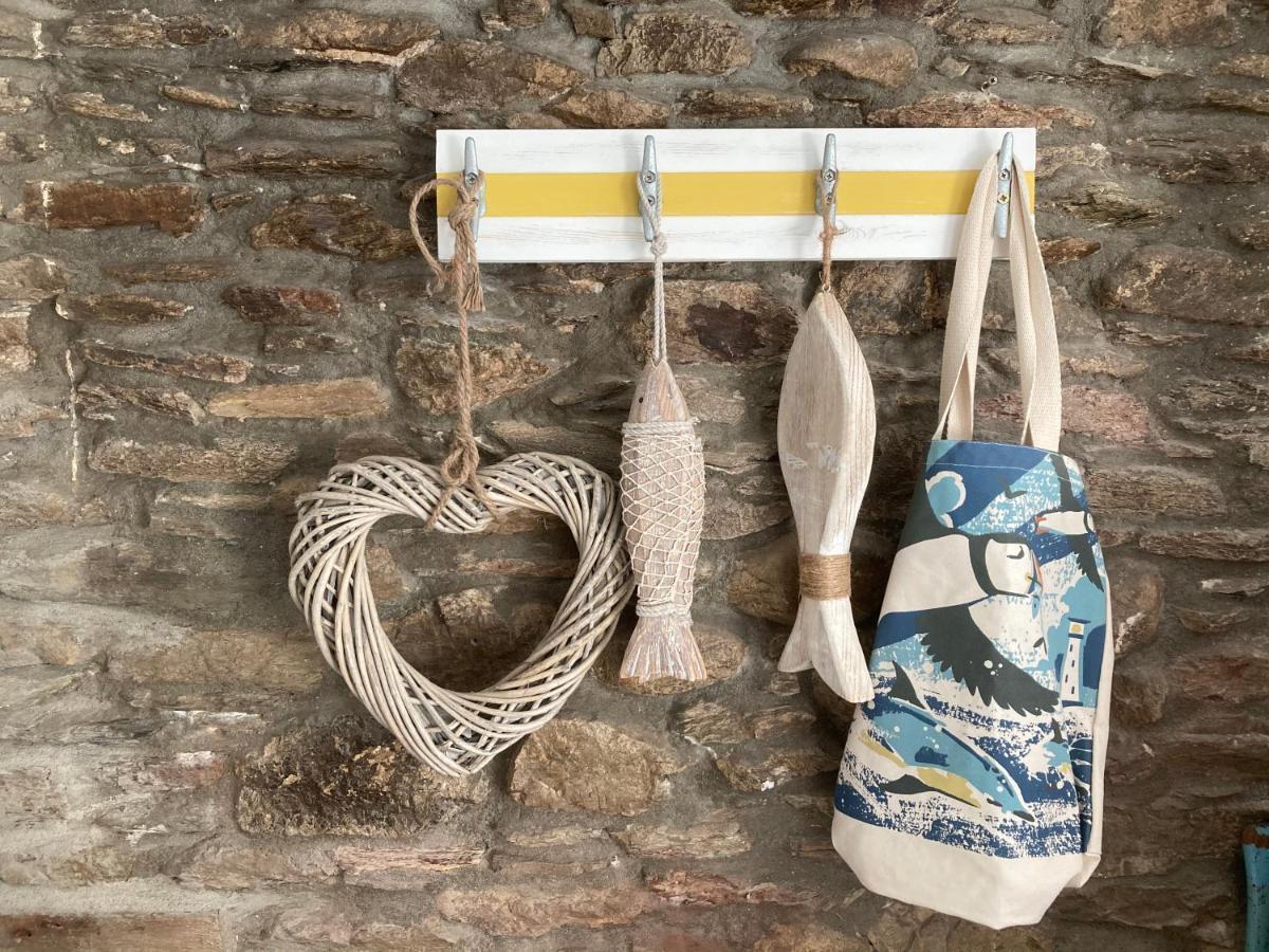 "Prospect House" - Two Private Apartments In This 17Th Century Cottage - Apartment 2 Has A Kids Cabin Bunk Room - Book Both Apartments For One Large House With Connecting Door In Lobby - Public Parking Outside Looe Bagian luar foto