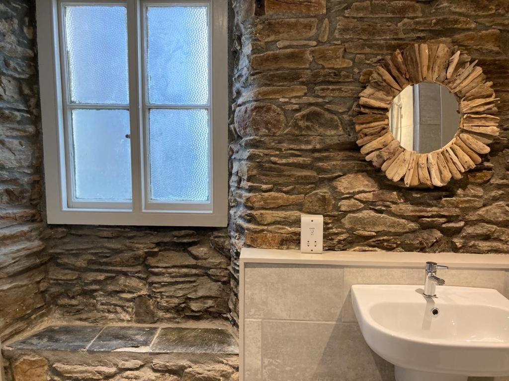 "Prospect House" - Two Private Apartments In This 17Th Century Cottage - Apartment 2 Has A Kids Cabin Bunk Room - Book Both Apartments For One Large House With Connecting Door In Lobby - Public Parking Outside Looe Bagian luar foto