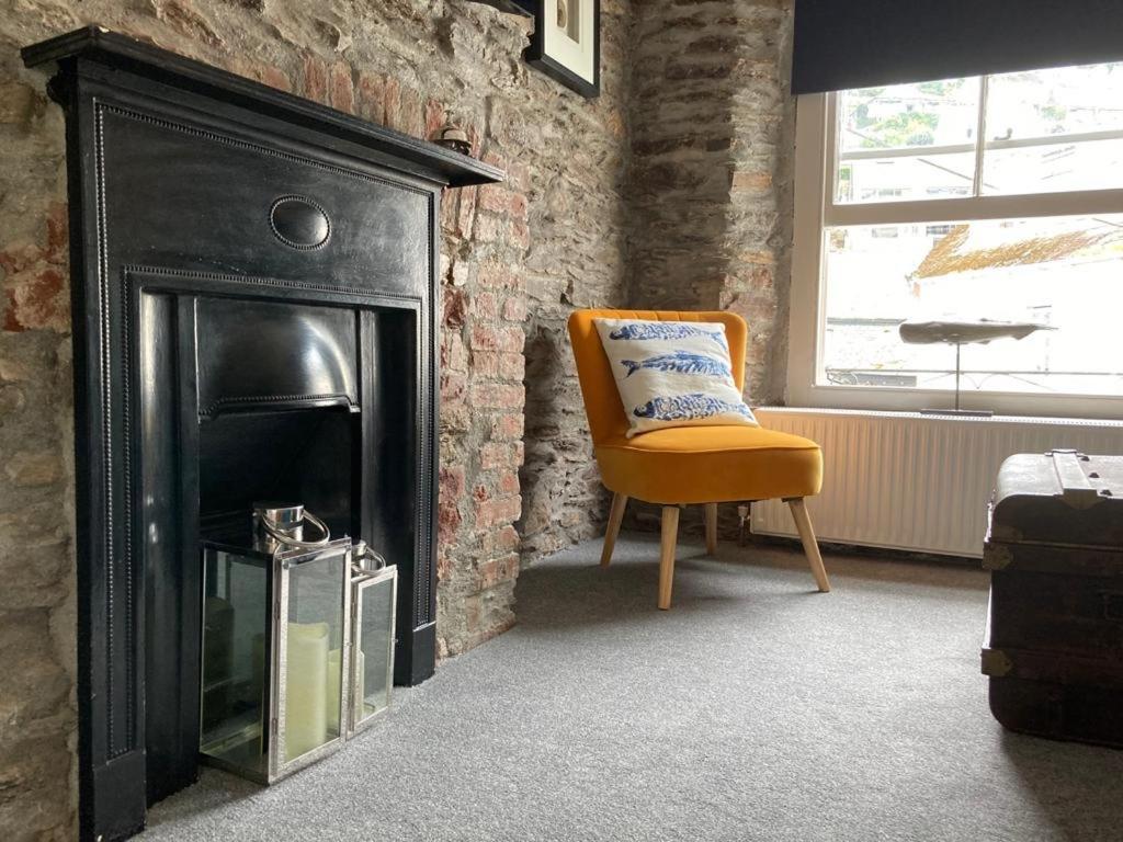 "Prospect House" - Two Private Apartments In This 17Th Century Cottage - Apartment 2 Has A Kids Cabin Bunk Room - Book Both Apartments For One Large House With Connecting Door In Lobby - Public Parking Outside Looe Bagian luar foto